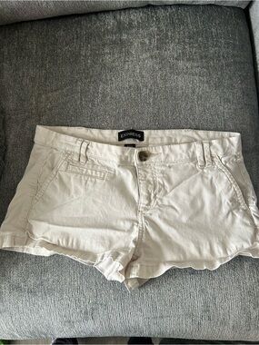Express Women's Cream Low-Rise Cotton Blend Shorts